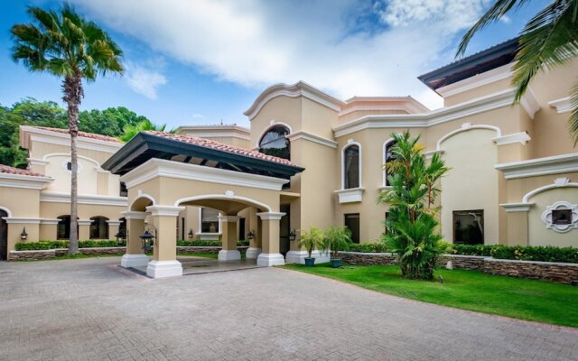 Luxury Beachfront Mansion, Incomparable Setting, Full-time Maid