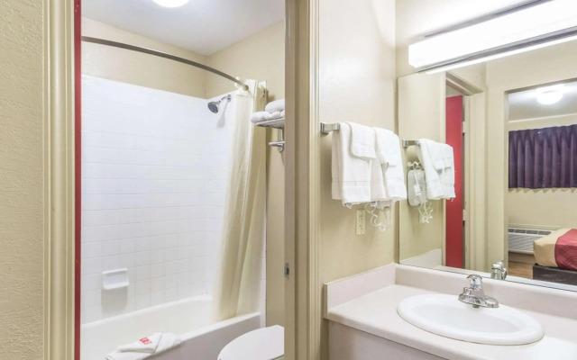 Econolodge Inn & Suites