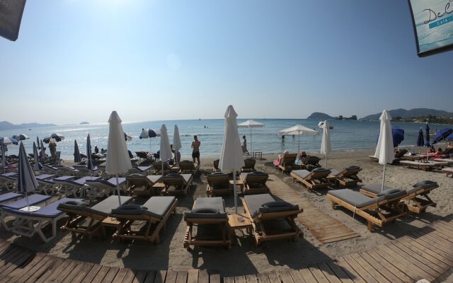 Casa Del Mar Suites & Apartments