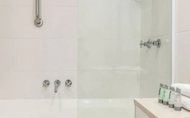Stunning She Oak Lane 2 BR Apartment