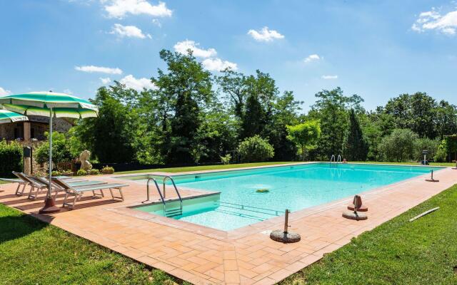 Apartment in Tuscany With Pool and Scenic Views
