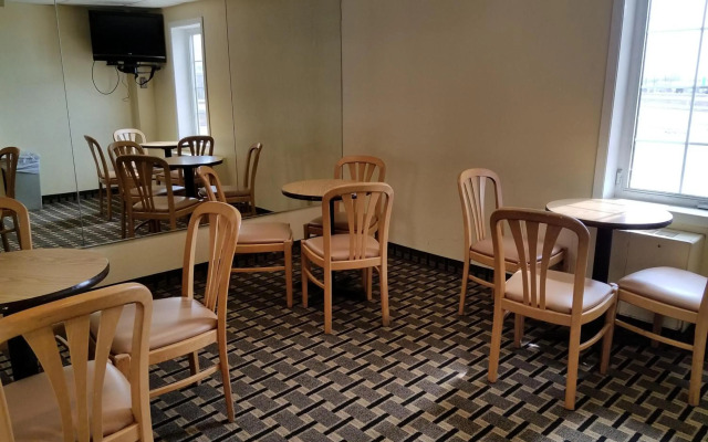 Americas Best Value Inn & Suites St. Cloud