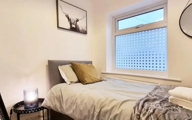 Modern 3-bed House Garden With Parking