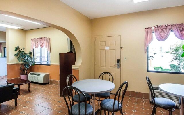 Econo Lodge Inn & Suites