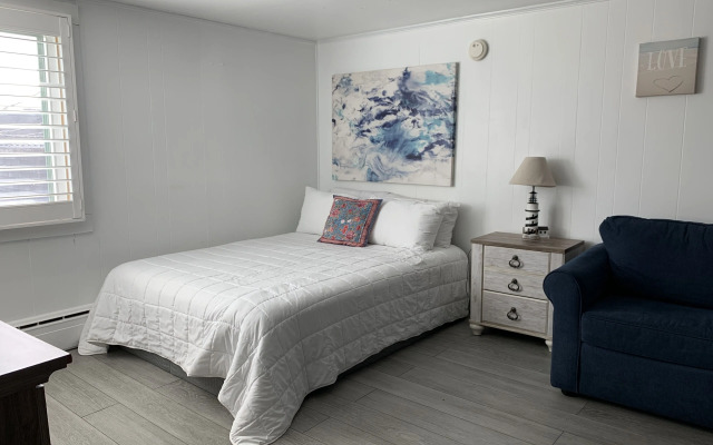 Vineyard Harbor Motel - Private Beach