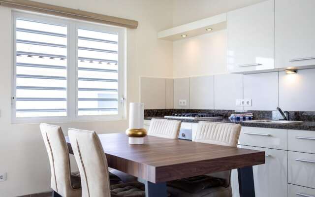 Charming 2BR Apt With Tropical Garden Pool