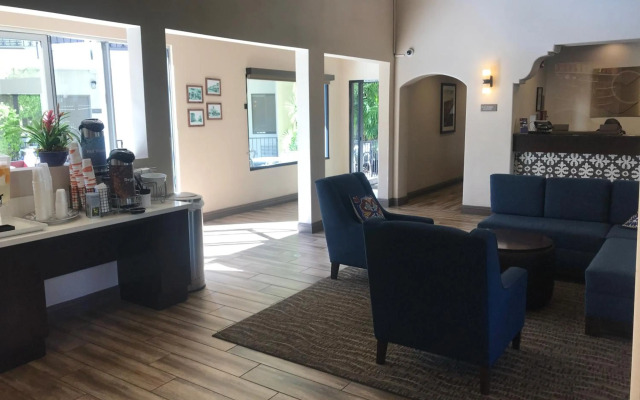 Comfort Inn & Suites Orange County John Wayne Airport