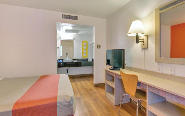 Super 8 by Wyndham Santa Rosa North