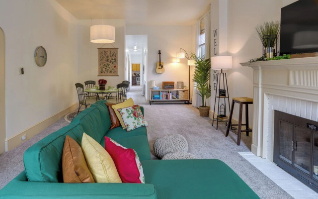 Walk to Restaurants & Shops: Apt in Pennsylvania!