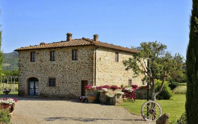 Beautiful Farmhouse With Heated Pool and Jacuzzi-mulino Della Villa