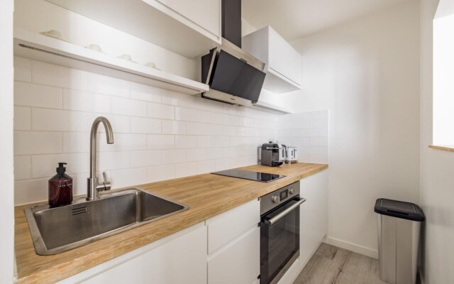 Light-filled Studio With AC - Earl s Court