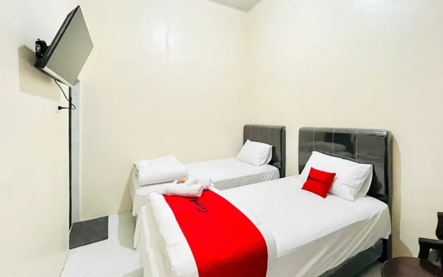 RedDoorz @ Gunari Guest House Merek Karo