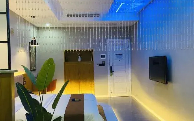 Pingjiang Qihang Theme Hotel
