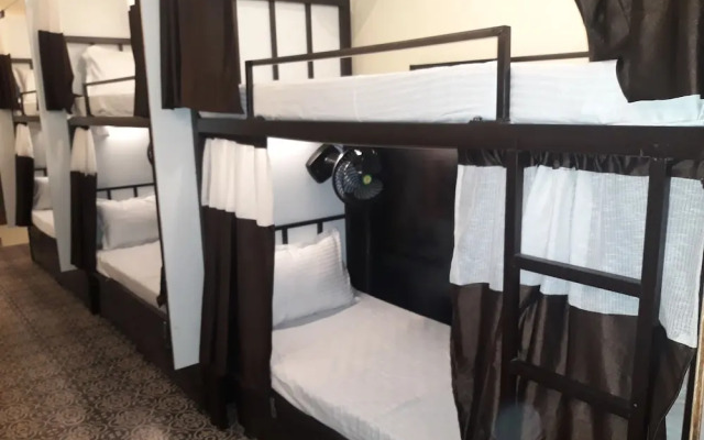 Deck 3 Airport Dormitory - Hostel