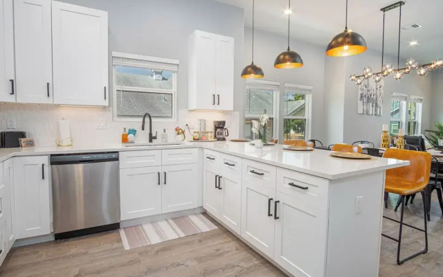 Inviting 4br/2ba Near Downtown & Riverwalk