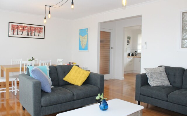 Newly Renovated Villa - Waters Edge
