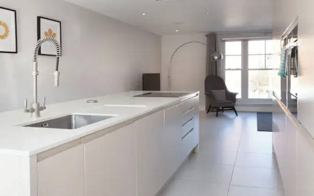 Luxurious Central Windsor Town House