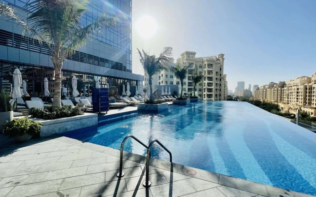 LUX Iconic Views at The Palm Tower 5