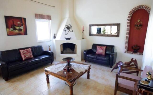 Traditional House 2 with Pool