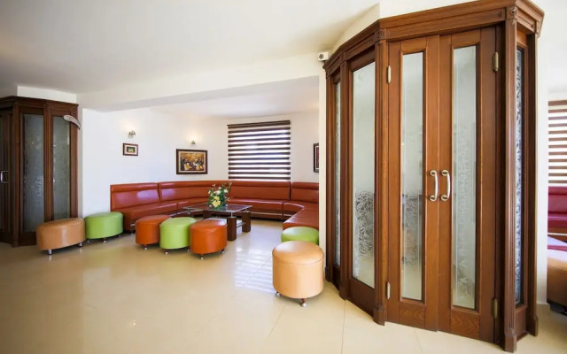May Garden Club Hotel