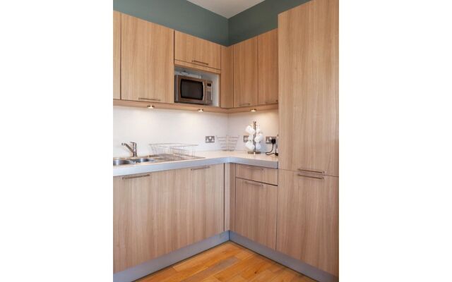 Spacious 2BR Central Glasgow Flat for 4