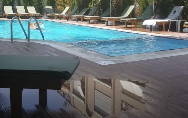 S White Hotel
