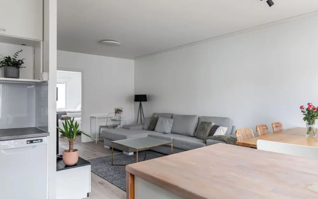 2BR Apt near Center with Free Parking