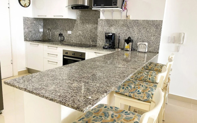 Spacious Apto With Spectacular Views Of The Beach