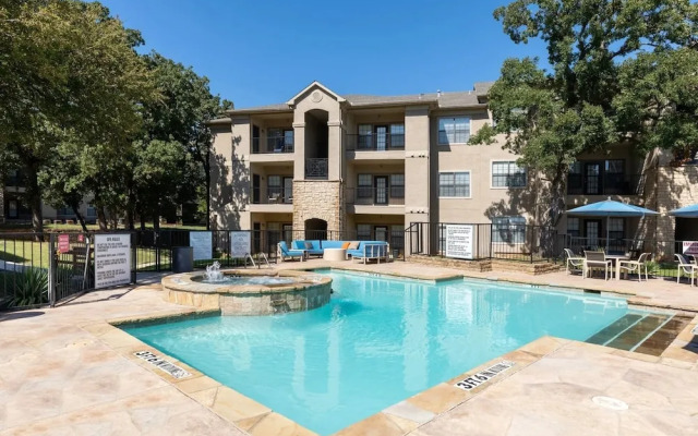 Landing Apartments - Lewisville