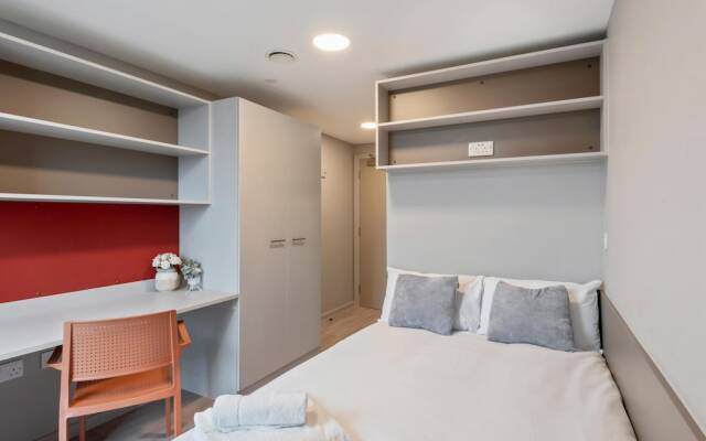 Amazing Location! 6BR Liverpool Apt Sleeps 6