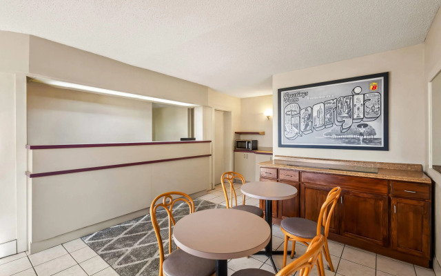 Super 8 by Wyndham Commerce