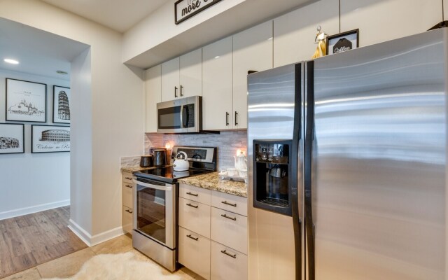 Luxury Atlanta Rental w/ Balcony: Near Buckhead!