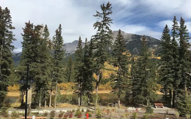 Rundle Cliffs Lodge by Canmore Premier