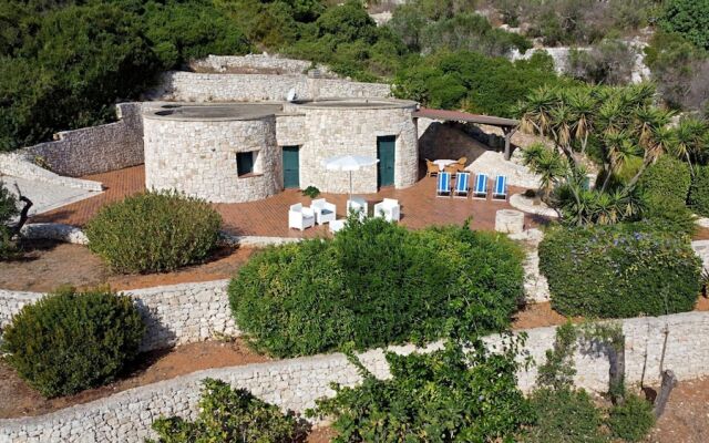 Villa Agapanto - Trullo Anthos con Vista Mare e Giardino Privato