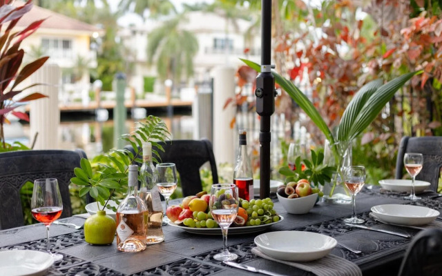 Florence by AvantStay | Estate w/ Dock & Pool | Sleeps 16