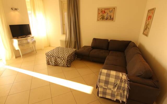 The charmant apartment with lake view