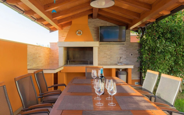 Linden Tree Pula in Pula