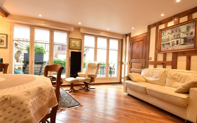 Cozy Apartment in Honfleur with a Private Garden