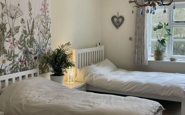 Lovely 5-bed House Near Ilminster and for Families
