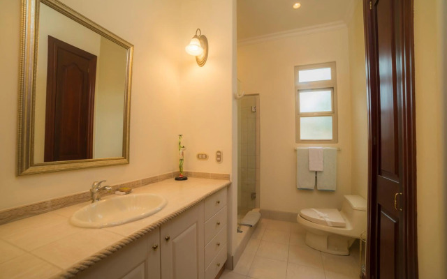 3 bedroom Bella Vista close to pool