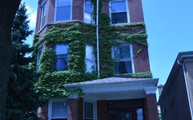 Sunny, Spacious, 3BR 1BA Davlin INN Chicago