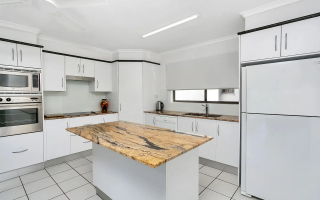 Roydon Beachfront Apartments