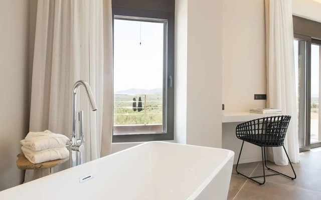 Captivating 5br Pool Villa Close Navarino Golf