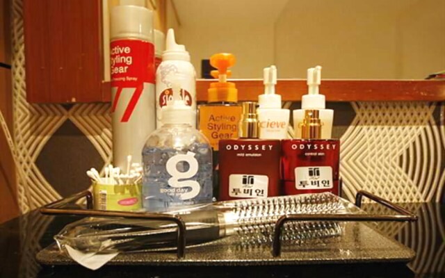 Two Be In Tourist Hotel