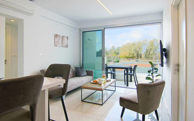 Phaedrus Living: Seaside Executive Flat Harbour 204