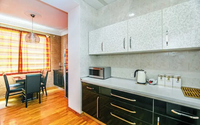 Luxury Apartment with Flame Tower View