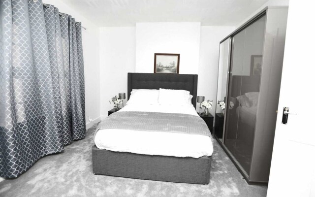 Impeccable 3-bed House in Plumstead, London