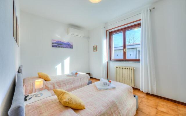 Cedar House Villa Few Minutes From Lake