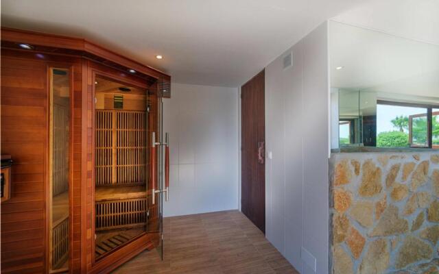 Villa Mimosa sleeps 8 with Guest house.