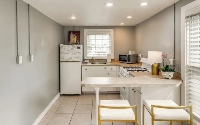 2 Mi to Dtwn Pensacola: Dog-friendly Apartment